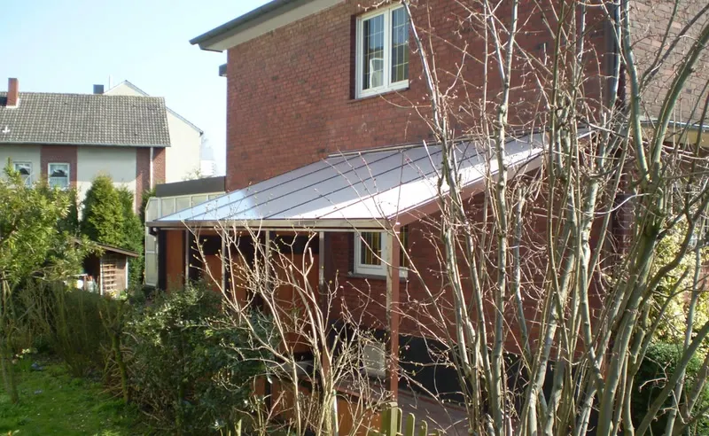 Carport mit Steildach und Kunststoffabdeckung