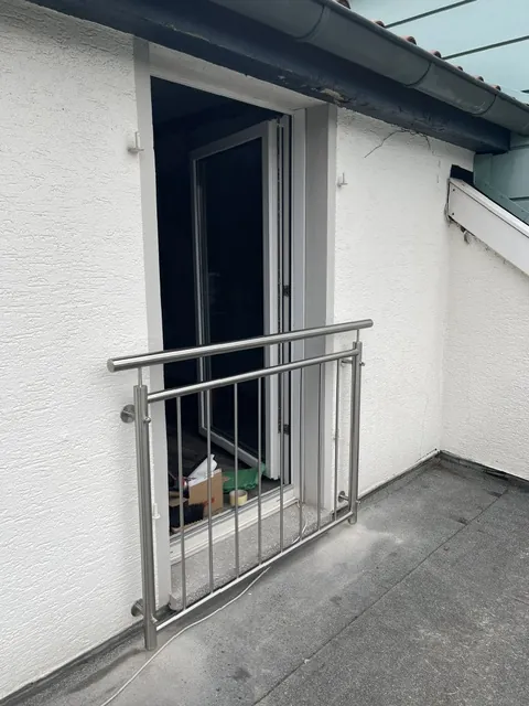 Fenstergitter aus Edelstahl an einer Balkontür