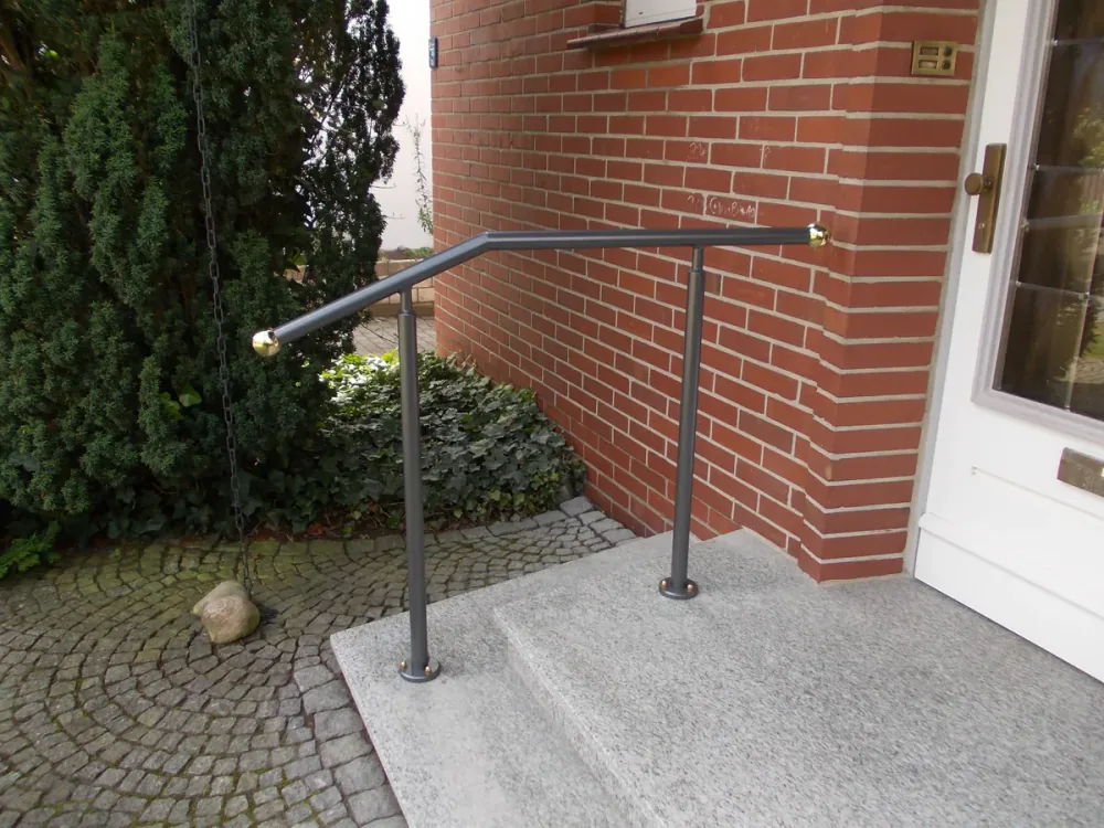 Handlauf in Anthrazit mit Messingkappe am Hauseingang