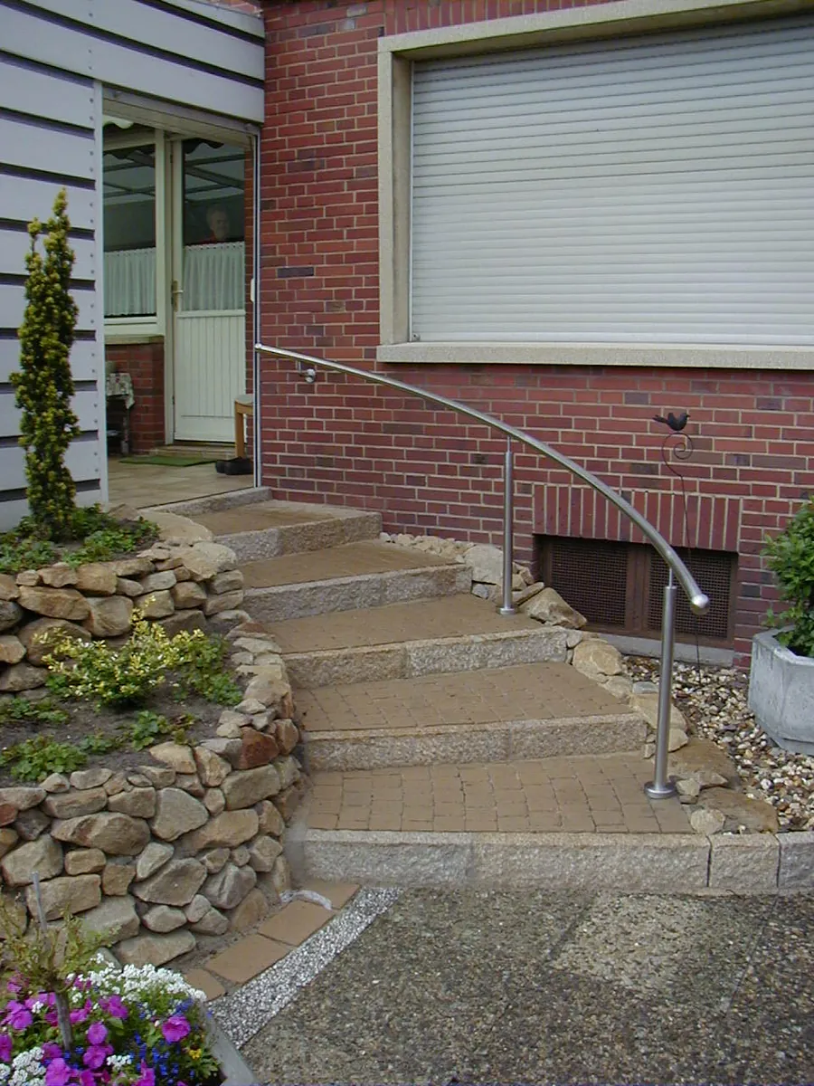 Geschwungener Handlauf an einer Treppe im Garten