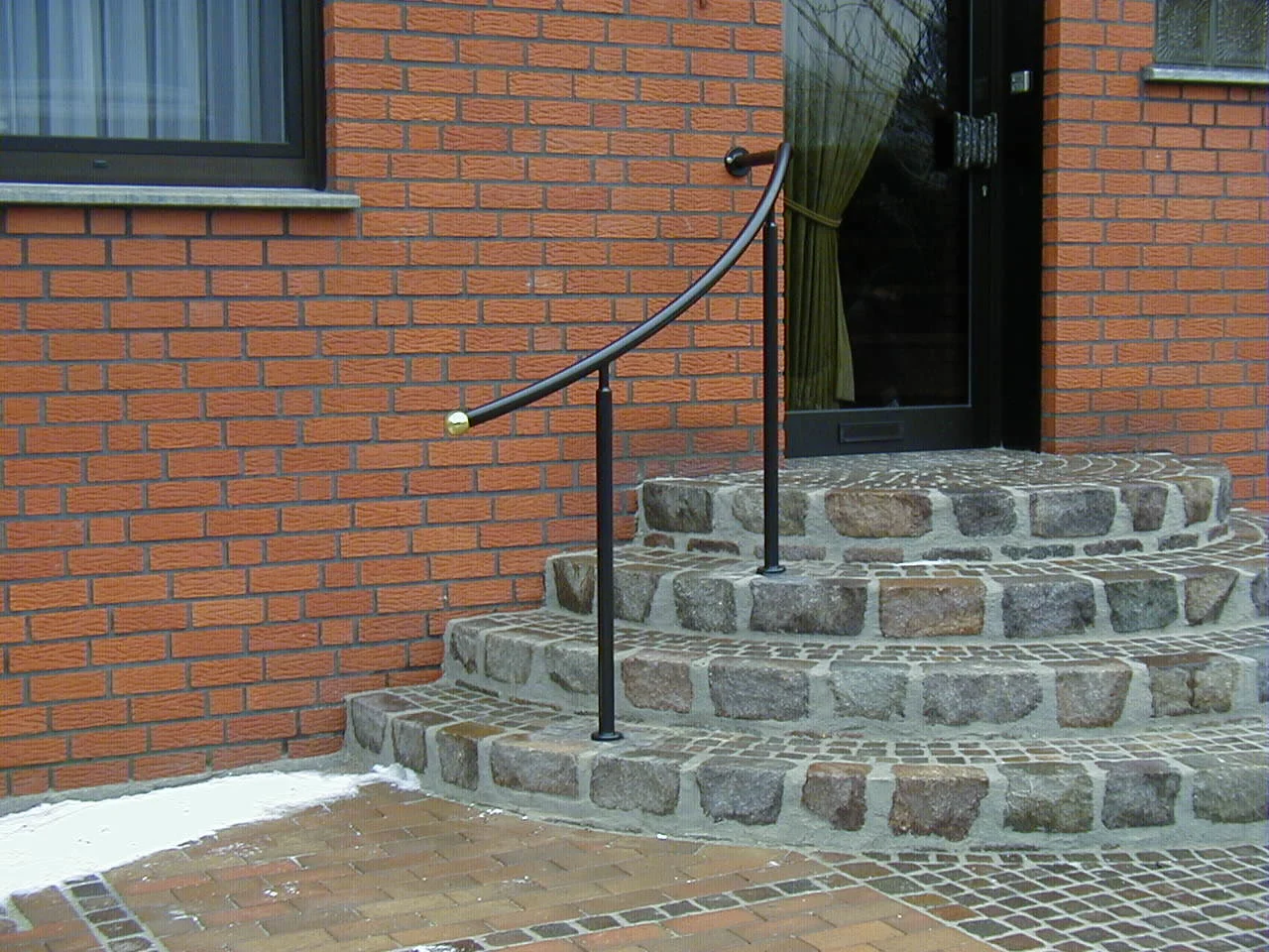 Geschwungener Handlauf an einer Natursteintreppe