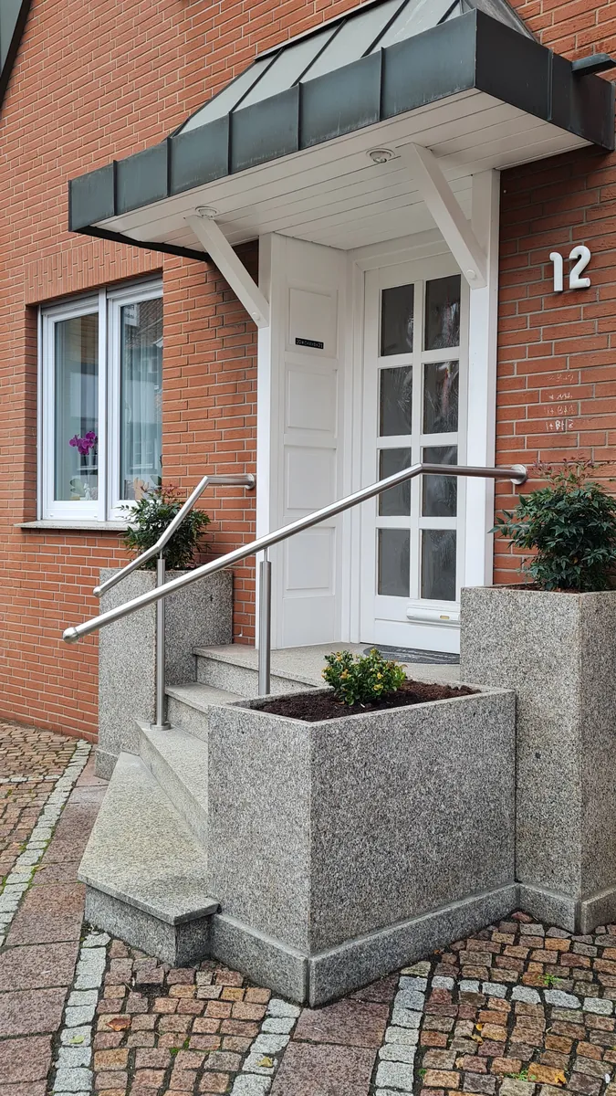 Handläufe am Hauseingang unter einem Vordach