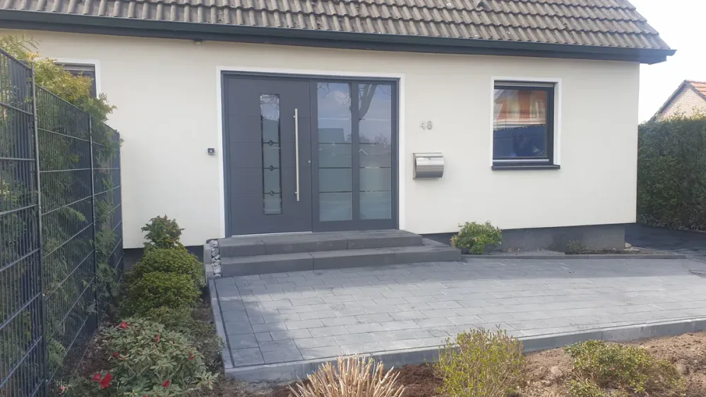 Haustür in Anthrazit mit Seitenteil an einem Neubau