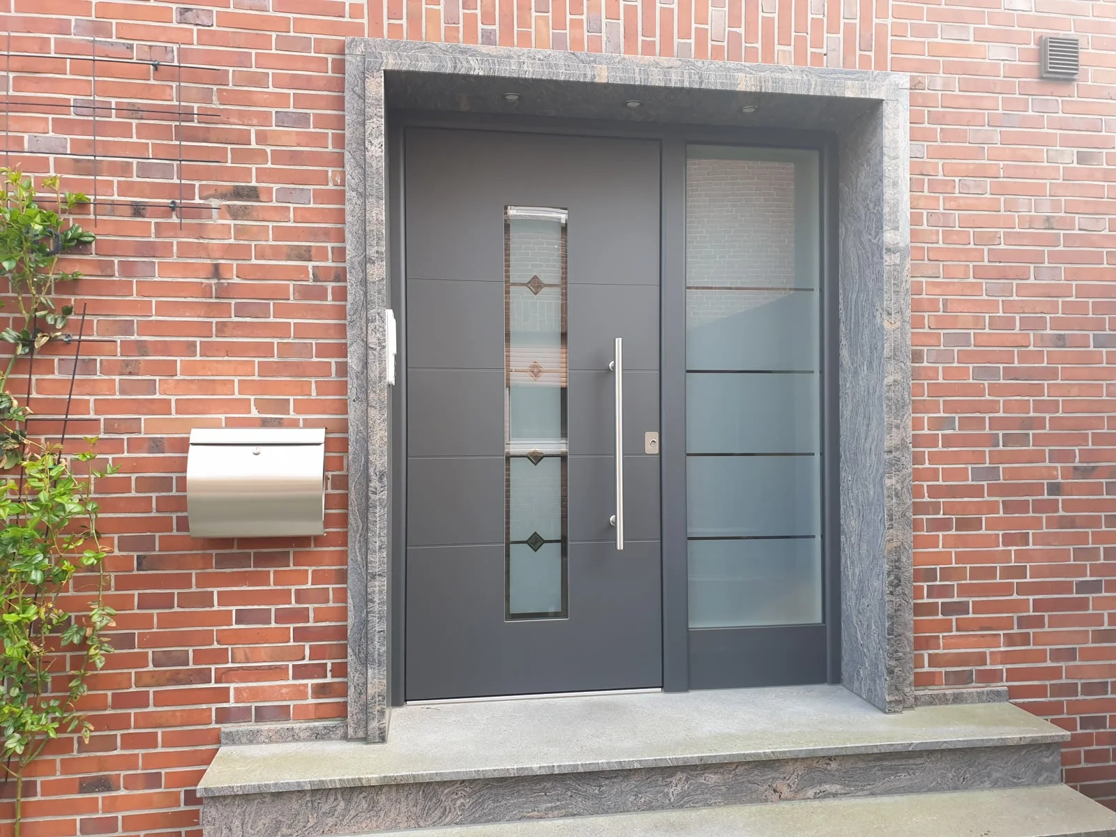 Haustür mit Seitenteil in Anthrazit