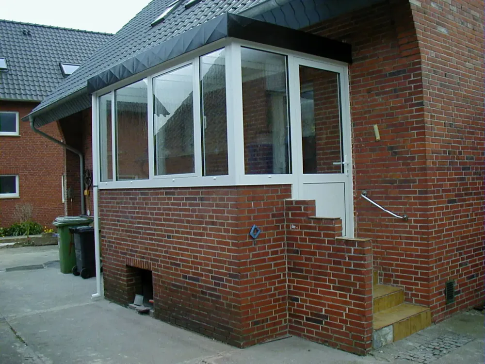 Haustürvorbau aus Aluminium und Glas