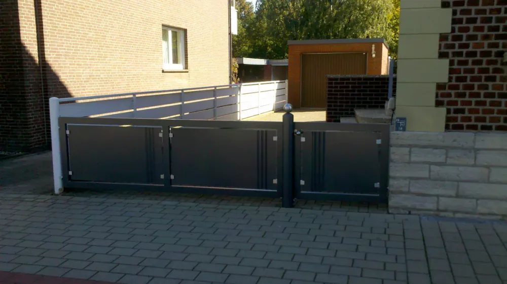 Zweiflügeliges Hoftor in Anthrazit mit Zierquadraten