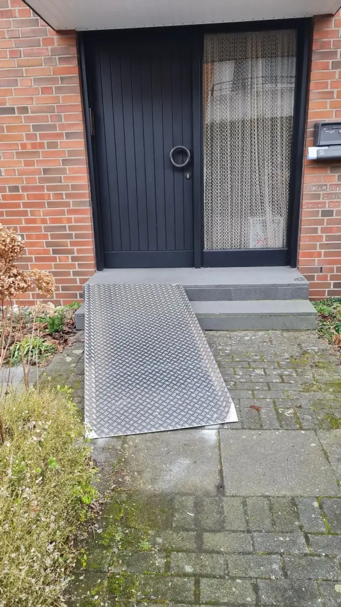 Rampe aus Aluminium vor einer Haustür