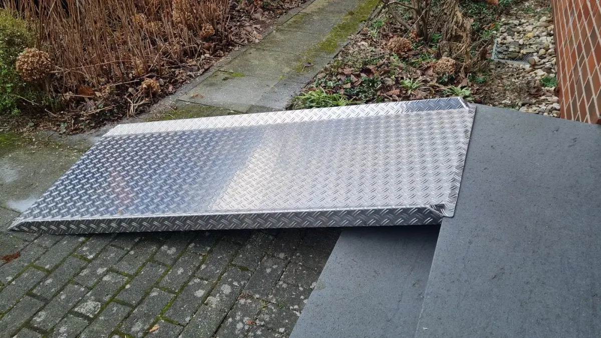 Rampe aus Aluminium-Riffelblech an einer Stufe