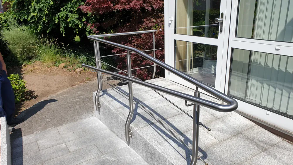 Rampengeländer aus Edelstahl vor einer Terrassentür