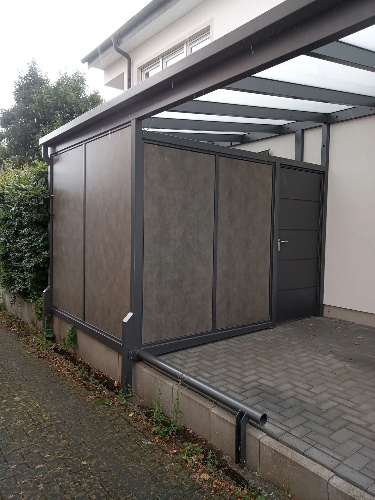 Überdachung mit Seitenwand und Sichtschutzelementen