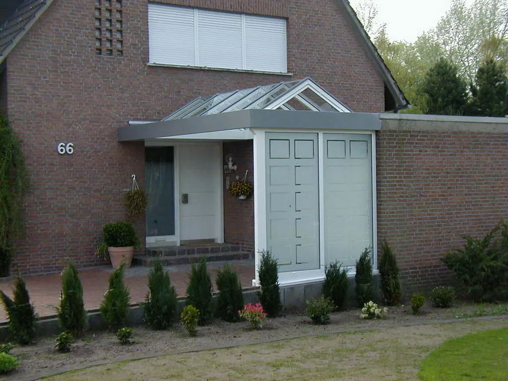 Eingangsüberdachung mit Glasdach und Seitenwand