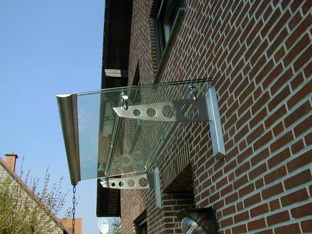 Glasvordach mit gelochten Edelstahlkonsolen