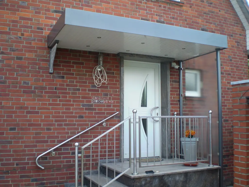 Vordach in Grau mit Treppengeländer aus Edelstahl
