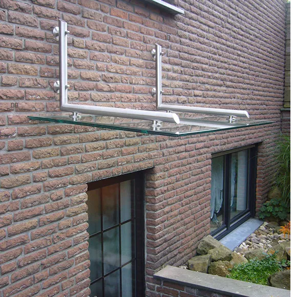 Glasvordach von IQ Bausystem mit Winkelrohrhaltern aus Edelstahl